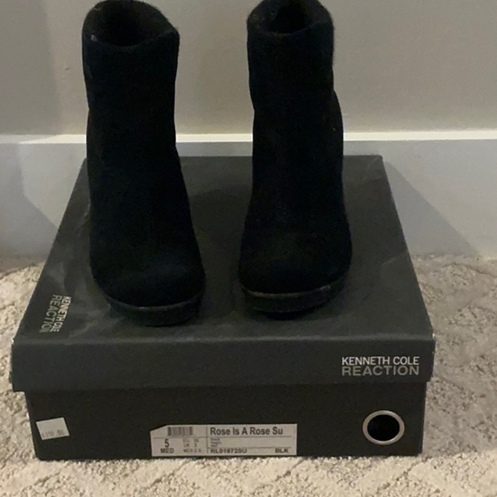 EUC. Kenneth Cole Reaction Black Suede Boots